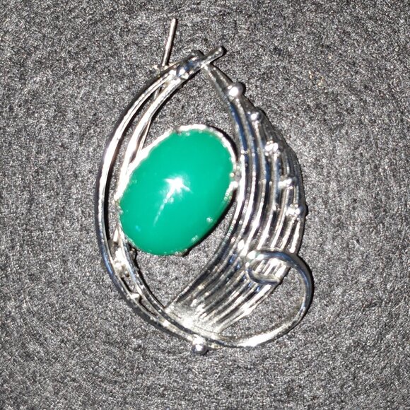 Vintage Green Chalcedony (Onyx) Silver-Tone Brooch – Sculptural Statement Design - Picture 5 of 9